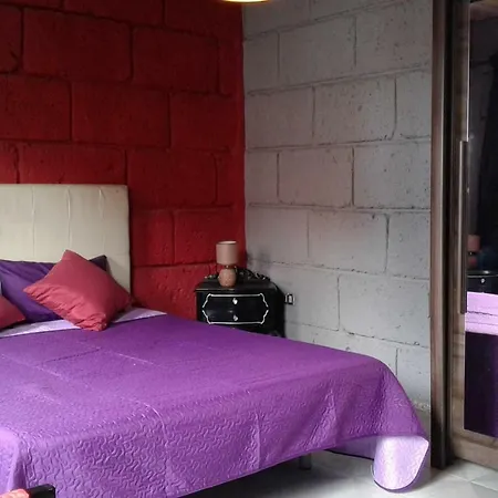 Casa Con Terrazas,jardin Y Piscina En La Camella. Hébergement de vacances *