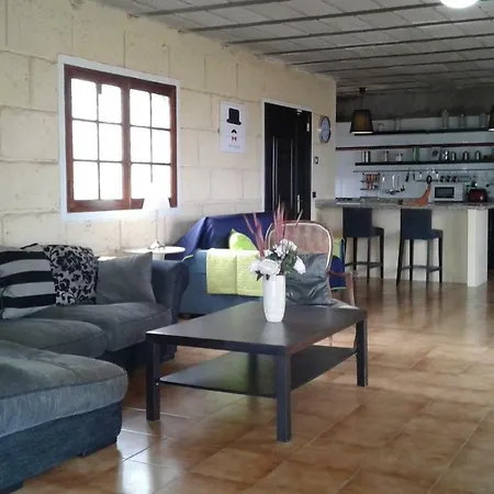 Casa Con Terrazas,jardin Y Piscina En La Camella. Hébergement de vacances *