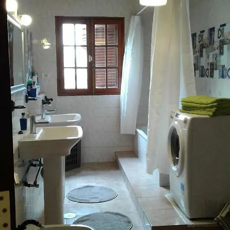 Casa Con Terrazas,jardin Y Piscina En La Camella. Hébergement de vacances