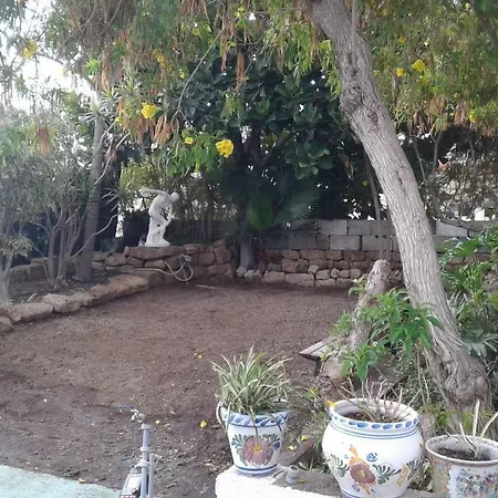 Casa Con Terrazas,jardin Y Piscina En La Camella. Hébergement de vacances