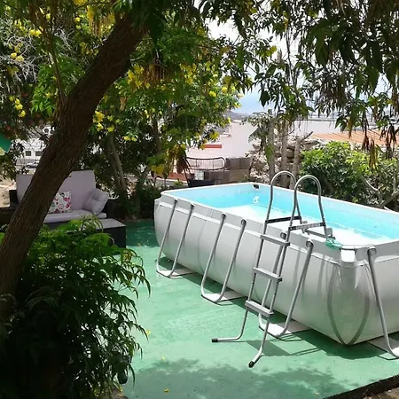 Casa Con Terrazas,jardin Y Piscina En La Camella. Hébergement de vacances *