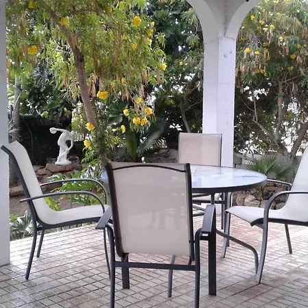 Casa Con Terrazas,jardin Y Piscina En La Camella. * أرونا